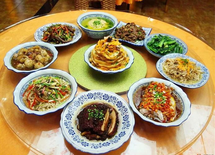 三阳中学附近106国道旁,是一家集湘菜与平江本土菜为一体的中型餐馆